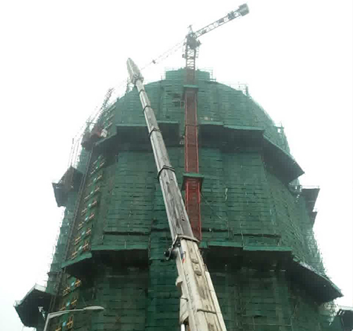 海丰吊车在工地上作业